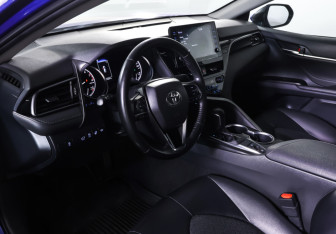 Подержанный автомобиль Toyota Camry Sedan 2021 года (15 фото)