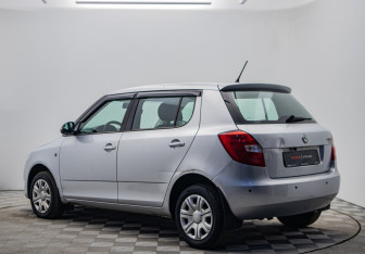 Подержанный автомобиль Skoda Fabia Hatchback 2011 года (7 фото)