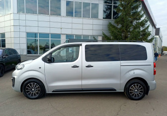 Подержанный автомобиль Peugeot Traveller 2019 года (8 фото)