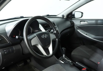 Подержанный автомобиль Hyundai Solaris Sedan 2013 года (13 фото)