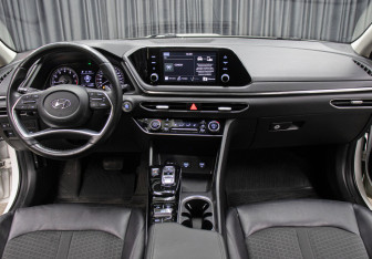 Подержанный автомобиль Hyundai Sonata 2021 года (14 фото)