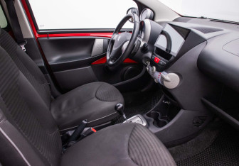 Подержанный автомобиль Peugeot 107 2012 года (9 фото)