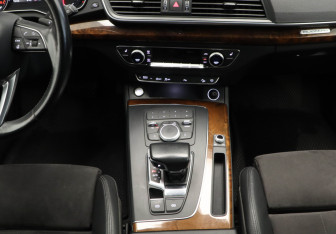 Подержанный автомобиль Audi Q5 2017 года (9 фото)