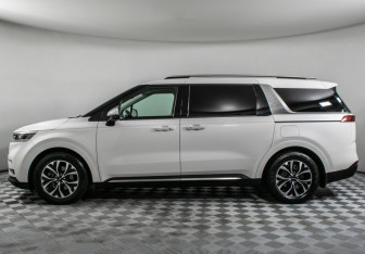 Подержанный автомобиль Kia Carnival 2022 года (8 фото)