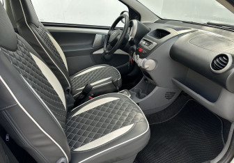Подержанный автомобиль Toyota Aygo 2010 года (13 фото)