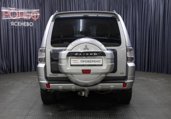 Подержанный автомобиль Mitsubishi Pajero 2011 года (6 фото)