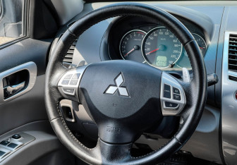 Подержанный автомобиль Mitsubishi Pajero Sport 2013 года (14 фото)