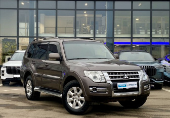 Подержанный автомобиль Mitsubishi Pajero 2011 года (3 фото)