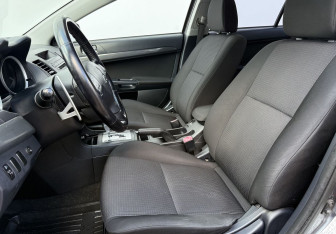 Подержанный автомобиль Mitsubishi Lancer Sedan 2008 года (10 фото)