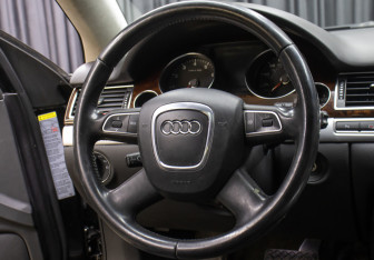 Подержанный автомобиль Audi A8 2008 года (17 фото)