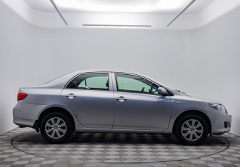 Подержанный автомобиль Toyota Corolla Sedan 2007 года (4 фото)