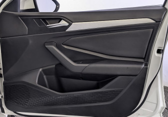 Подержанный автомобиль Volkswagen Jetta Sedan 2021 года (25 фото)