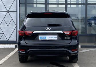 Подержанный автомобиль Infiniti QX60 2017 года (6 фото)