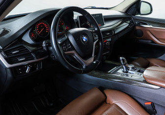 Подержанный автомобиль BMW X5 2016 года (15 фото)