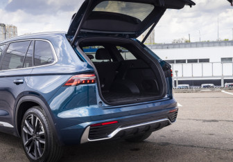 Подержанный автомобиль Geely Monjaro 2023 года (24 фото)