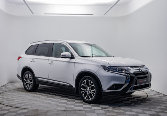 Подержанный автомобиль Mitsubishi Outlander 2019 года (3 фото)