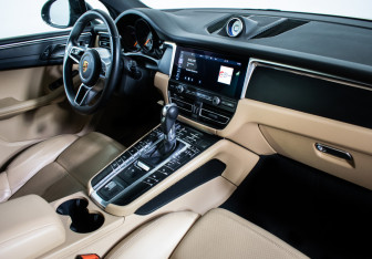 Подержанный автомобиль Porsche Macan 2020 года (10 фото)
