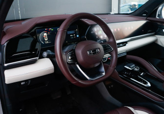 Подержанный автомобиль Geely Monjaro 2023 года (19 фото)