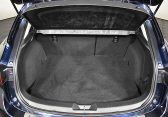Подержанный автомобиль Mazda 3 Hatchback 2014 года (17 фото)