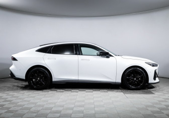 Подержанный автомобиль Changan UNI-V 2023 года (4 фото)