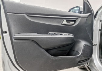 Подержанный автомобиль Kia Rio Hatchback 2021 года (19 фото)