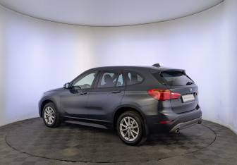 Подержанный автомобиль BMW X1 2018 года (8 фото)