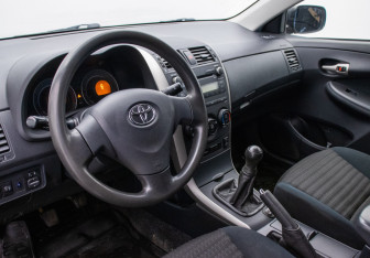 Подержанный автомобиль Toyota Corolla Sedan 2008 года (9 фото)