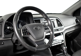 Подержанный автомобиль Hyundai Elantra Sedan 2016 года (9 фото)