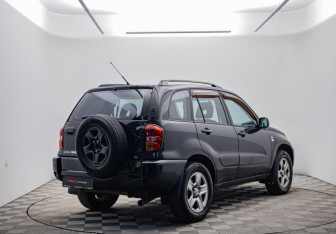 Подержанный автомобиль Toyota RAV4 2005 года (5 фото)