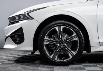 Подержанный автомобиль Kia K5 2021 года (15 фото)