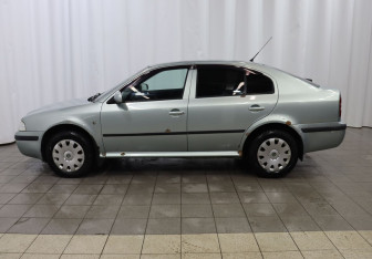 Подержанный автомобиль Skoda Octavia Liftback 2009 года (8 фото)