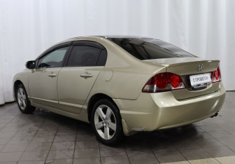 Подержанный автомобиль Honda Civic Sedan 2008 года (6 фото)