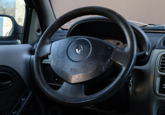 Подержанный автомобиль Renault Symbol 2003 года (11 фото)