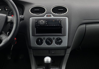 Подержанный автомобиль Ford Focus Wagon 2006 года (12 фото)