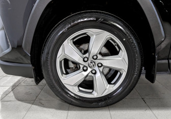 Подержанный автомобиль Toyota RAV4 2021 года (18 фото)