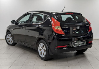 Подержанный автомобиль Hyundai Solaris Hatchback 2015 года (7 фото)