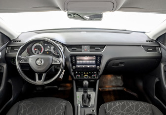Подержанный автомобиль Skoda Octavia Liftback 2019 года (14 фото)
