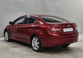 Подержанный автомобиль Hyundai Elantra Sedan 2011 года (7 фото)