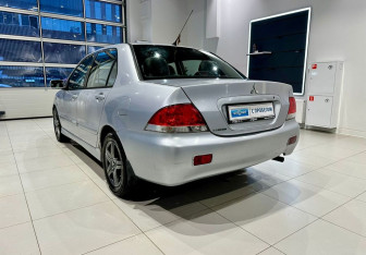 Подержанный автомобиль Mitsubishi Lancer Sedan 2004 года (6 фото)