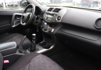 Подержанный автомобиль Toyota RAV4 2010 года (9 фото)