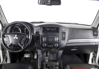 Подержанный автомобиль Mitsubishi Pajero 2011 года (12 фото)