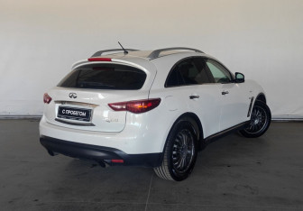 Подержанный автомобиль Infiniti QX70 2014 года (6 фото)