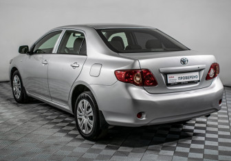 Подержанный автомобиль Toyota Corolla Sedan 2007 года (7 фото)