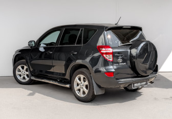 Подержанный автомобиль Toyota RAV4 2011 года (7 фото)