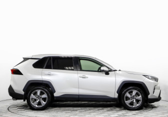 Подержанный автомобиль Toyota RAV4 2021 года (3 фото)