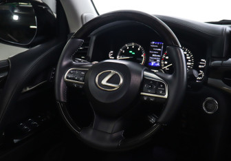 Подержанный автомобиль Lexus LX 2016 года (15 фото)