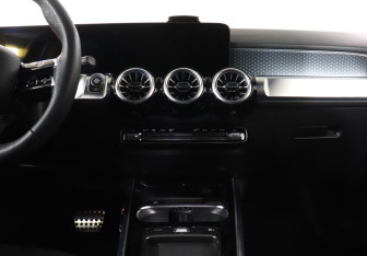 Подержанный автомобиль Mercedes-Benz GLB 2024 года (14 фото)