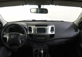 Подержанный автомобиль Toyota Hilux 2013 года (8 фото)