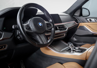 Подержанный автомобиль BMW X5 2022 года (14 фото)