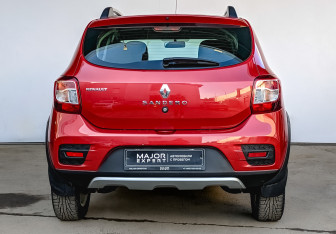 Подержанный автомобиль Renault Sandero 2016 года (6 фото)